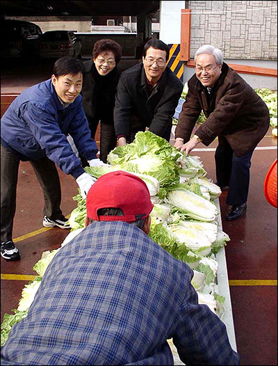 배추를 가르고 절이기 위해 옮기고 있다 